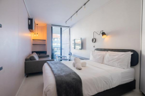 Flamingo 208: Modern Apt with Balcony